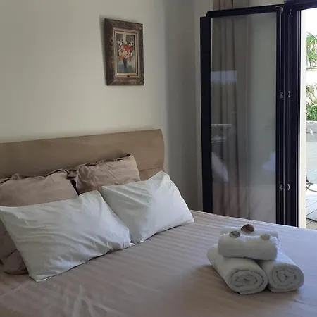 Les Palmiers Bed & Breakfast *